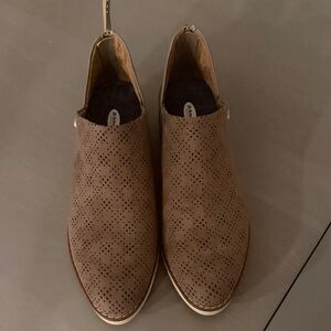 Clarks women’s Tan Perforated Loafers